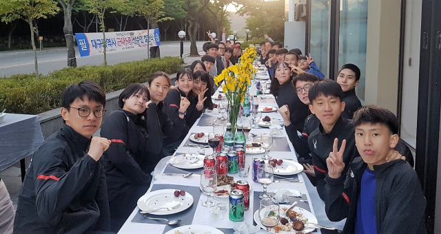 대구시 근대5종 선수단이 20일 대구 팔공산 에밀리아호텔에서 결단식을 마치고 바비큐 파티를 즐기고 있다. 대구시 근대5종연맹 제공