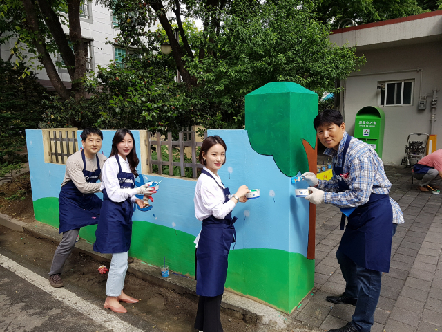 20일 울산시 울주군 한 노인정에서 LS니꼬동제련 임직원이 울산광역시자원봉사센터, 울산광역시 대학생 봉사단이 함께하는 