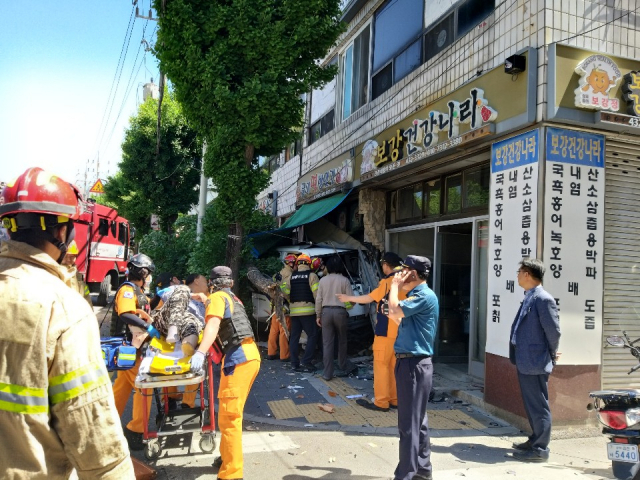 21일 오전 김천시 양금동 황금시장 방면에서 구성면 방향으로 달리던 1t 트럭이 중앙선을 넘어 상가를 덮치는 바람에 7명이 다쳐 119 구급대에 의해 병원으로 이송되고 있다. 김천소방서 제공