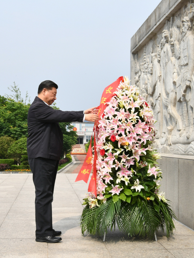 시진핑 중국 국가 주석이 20일 1934년부터 1935년까지 1만5천km에 걸쳐 이루어진 중국 공산군(홍군) 대장정(大長征)의 출발지인 장시성 간저우시 위두현을 방문, 이곳에 있는 기념비에 헌화하고 있다. 연합뉴스