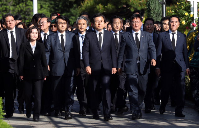 자유한국당 황교안 대표와 주요 당직자들이 21일 오전 인천시 중구 자유공원 내 맥아더 장군 동상에 헌화하기 위해 이동하고 있다. 연합뉴스