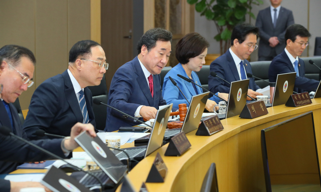 이낙연 국무총리가 21일 세종시 정부세종청사에서 국무회의를 주재하고 있다. 연합뉴스