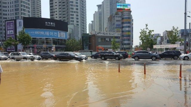 24일 오후 1시 쯤 도시철도 2호선 죽전역 3번출구 주변 죽전 신세계빌리브스카이 공사현장 주변에서 상수도관 파손으로 인해 물난리가 발생, 죽전역 일대가 흙탕물로 뒤덮였다. 이에 해당 방향의 교통이 통제되는 등 시민들이 큰 불편을 겪었다. 사진은 독자 제보.