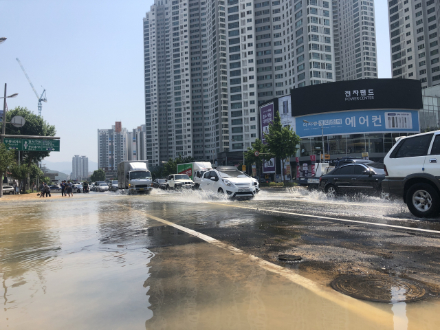 24일 오후 1시 쯤 도시철도 2호선 죽전역 3번출구 주변 죽전 신세계빌리브스카이 공사현장 주변에서 상수도관 파손으로 인해 물난리가 발생, 죽전역 일대가 흙탕물로 뒤덮였다. 이에 해당 방향의 교통이 통제되는 등 시민들이 큰 불편을 겪었다. 사진은 독자 제보.