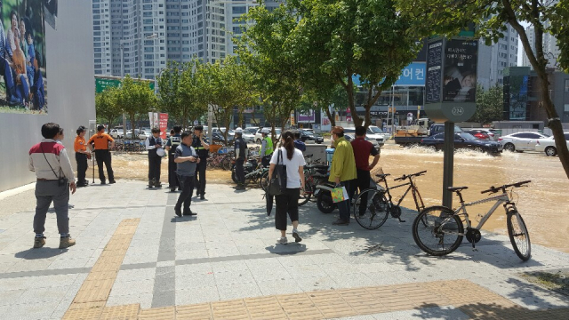 24일 오후 1시쯤 대구 도시철도 2호선 죽전역 인근에서 발생한 상하수도관 파열로 죽전네거리와 본리네거리 사이의 도로가 물난리가 난 가운데 대구상수도사업소 관계자들이 상황을 살피고 복구작업에 나서고 있다. 이혜진 기자.