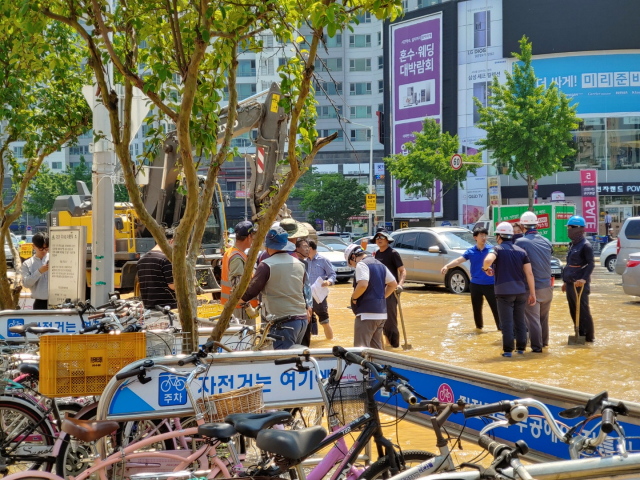 24일 오후 1시쯤 대구 도시철도 2호선 죽전역 인근에서 발생한 상하수도관 파열로 죽전네거리와 본리네거리 사이의 도로가 물난리가 난 가운데 대구상수도사업소 관계자들이 상황을 살피고 복구작업에 나서고 있다. 이혜진 기자.