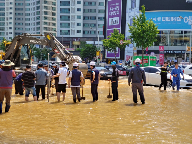 24일 오후 1시쯤 대구 도시철도 2호선 죽전역 인근에서 발생한 상하수도관 파열로 죽전네거리와 본리네거리 사이의 도로가 물난리가 난 가운데 대구상수도사업소 관계자들이 상황을 살피고 복구작업에 나서고 있다. 이혜진 기자.