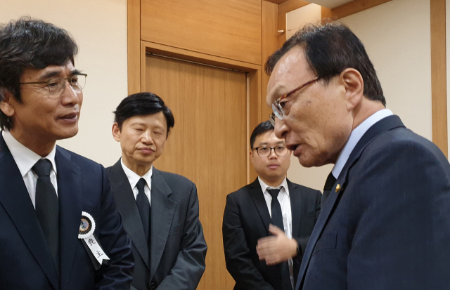 더불어민주당 이해찬 대표가 22일 오후 경기도 고양시 일산병원 장례식장에 마련된 유시민 노무현재단 이사장 모친 빈소를 조문한 뒤 유 이사장을 위로하고 있다. 연합뉴스