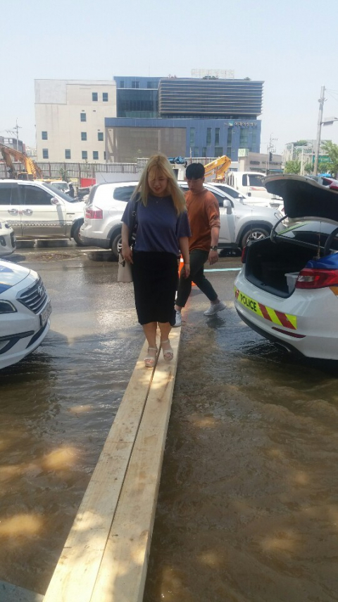 24일 오후 1시 쯤 도시철도 2호선 죽전역 3번출구 주변 죽전 신세계빌리브스카이 공사현장 주변에서 상수도관 파손으로 인해 물난리가 발생, 죽전역 일대가 흙탕물로 뒤덮였다. 이에 해당 방향의 교통이 통제되는 등 시민들이 큰 불편을 겪었다. 사진은 독자 제보.