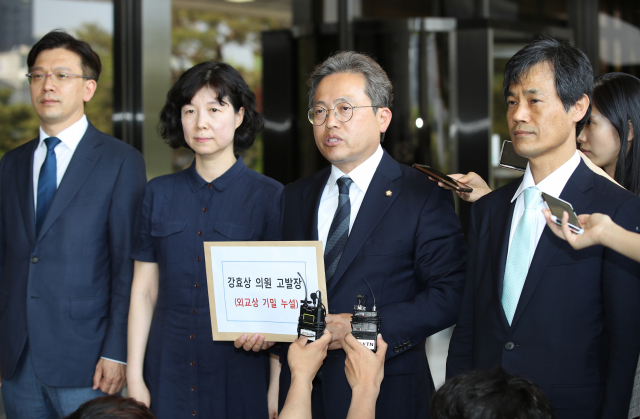 더불어민주당 송기헌 법률위원장이 최근 자유한국당 강효상 의원이 기자회견에서 한미 정상회담 조율 과정을 언급한 것과 관련해 강 의원을 외교상기밀누설 혐의 등으로 고발한다는 내용의 고발장을 접수하기 위해 24일 오후 서초구 서울중앙지검으로 들어서던 중 취재진에 고발 취지를 밝히고 있다. 연합뉴스