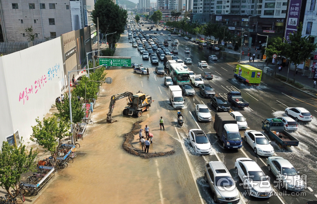 24일 낮 12시 50분 쯤 대구 달서구 죽전네거리 인근에 매설된 상수도관이 터져 차도와 인도가 침수돼 운전자와 보행자들이 큰 불편을 겪고 있다. 오후 3시 현재 본리네거리에서 죽전네거리로 향하는 3개 차로에 인력이 투입돼 복구작업이 진행되고 있고 있다.대구상수도관리본부 측은 상수관이 낡아 발생한 자연 누수로 사고 원인을 추정하고 있다. 우태욱 기자 woo@imaeil.com