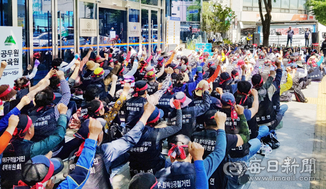 대구 도심에 재개발·재건축사업이 활발하게 벌어지면서 과열된 수주 경쟁과 세입자 이주비 갈등 등 갖가지 잡음이 일고 있다. 지난 22일 재건축 사업이 진행 중인 남산동 남산 4-5지구 세입자들이 생존권 보장을 요구하며 중구청 앞에서 시위를 벌이고 있다. 김우정 기자 kwj@imaeil.com