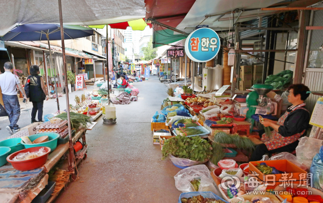 24일 대구 중구 남문시장 일대는 사람을 찾아볼 수 없을 정도로 썰렁하다. 이 곳은 15년째 재개발사업이 제자리걸음을 하고 있다. 정운철 기자 woon@imaeil.com