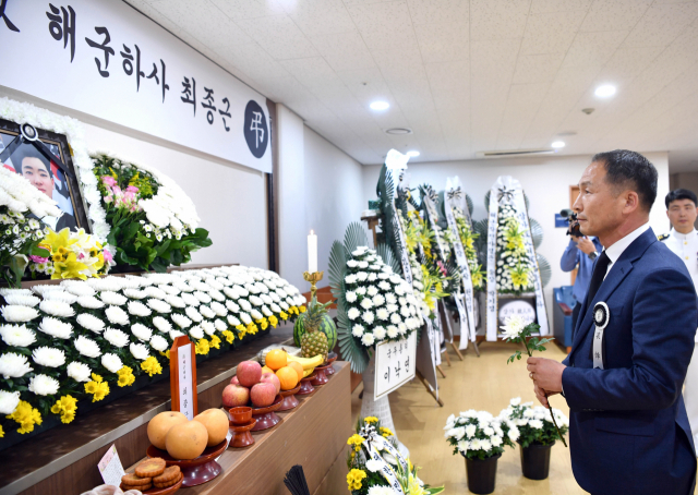 김현종 청와대 국가안보실 국방개혁비서관이 25일 경남 창원시 진해구 진해 해군해양의료원에서 엄수되는 청해부대 故 최종근 하사 장례식을 찾아 헌화하고 있다. 연합뉴스