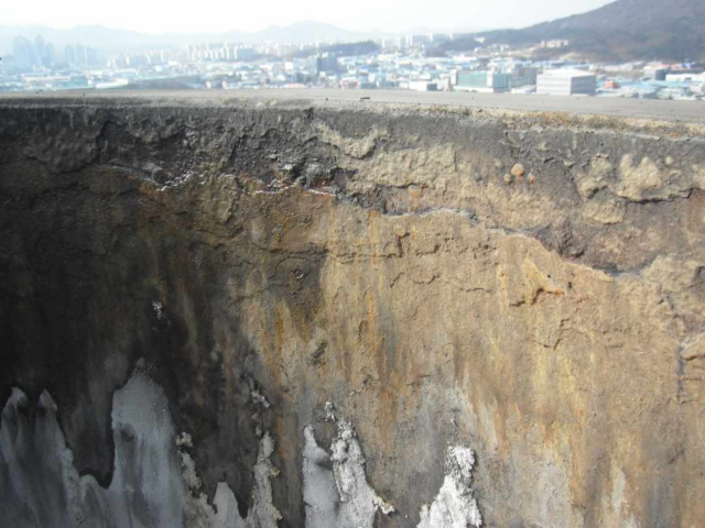 부식된 대구염색산업단지 굴뚝 내부. 독자 제공.