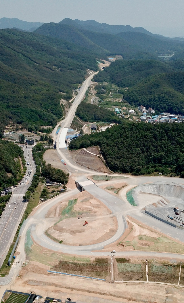 26일 오후 대구 동구 지묘동 인근 상공에서 바라본 외곽순환고속도로 공사 현장. 김영진 기자 kyjmaeil@imaeil.com