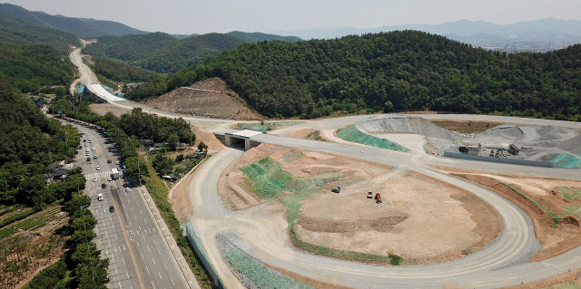 26일 오후 대구 동구 지묘동 인근 상공에서 바라본 외곽순환고속도로 공사 현장. 김영진 기자 kyjmaeil@imaeil.com