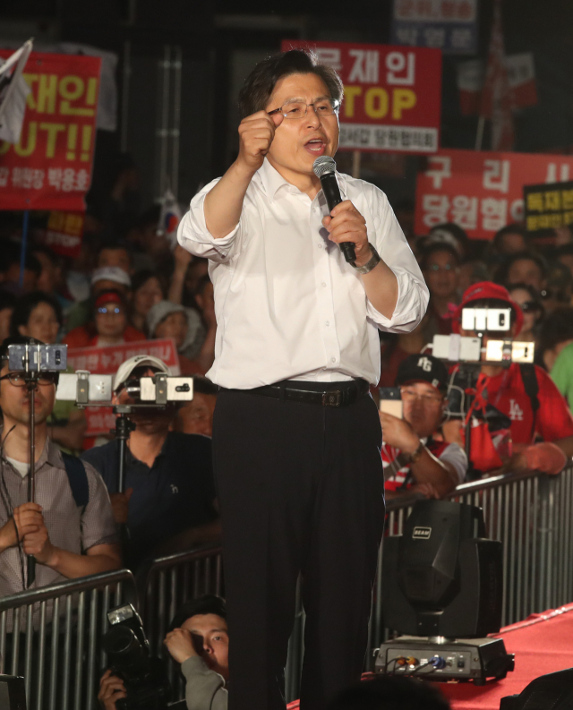 자유한국당 황교안 대표가 25일 오후 서울 광화문 세종문화회관 앞에서 열린 6번째 