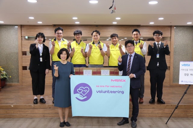 한국머크대구지역본부 김덕동 지점장과 직원들이 가정종합사회복지관에서 어르신들께 전달할 물품을 전달하고 있다. 한국머크대구지역본부 제공