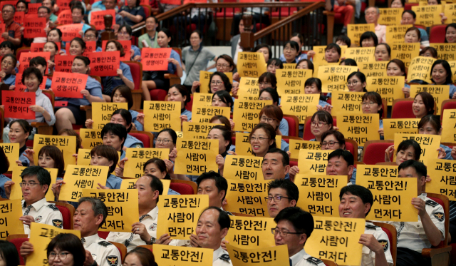 지난해 대구 어린이회관에서 열린 2018 교통사고 줄이기 한마음대회에서 참석자들이 난폭운전과 보복운전근절, 배려운전 실천하기 등을 다짐하는 교통사고 줄이기 결의 퍼포먼스를 하고 있다. 매일신문DB