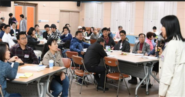 거창문화 동당동당 3차 라운드테이블 참석자들에게 문화도시연구소 정기황 소장이 문화도시에 대해 강의를 하고 있다.