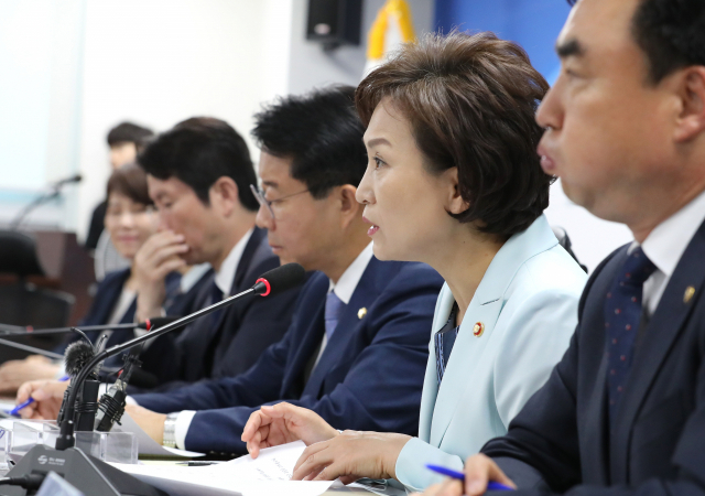 김현미 국토교통부 장관(오른쪽 두 번째). 연합뉴스