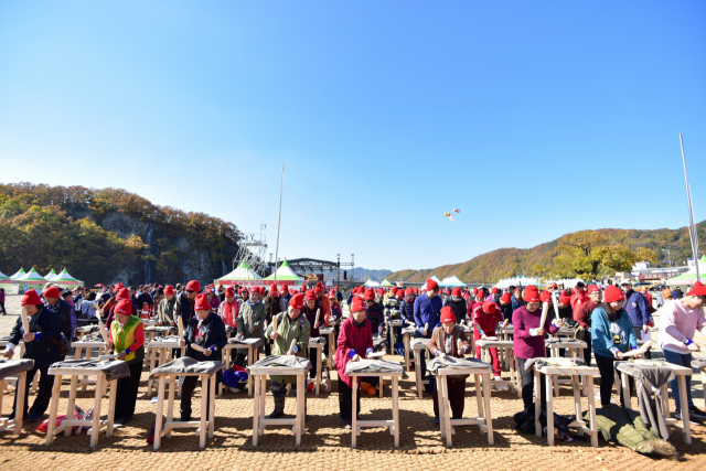 지난해 청송사과축제장에서 주민들이 단체로 난타공연을 펼치는 모습. 청송군 제공