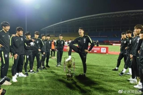 2019 중국 판다컵 청소년 축구대회에서 우승한 한국 18세 이하(U-18) 축구 대표팀의 한 선수가 우승 트로피에 발을 올려놓고 승리를 자축하고 있다. 웨이보 캡처