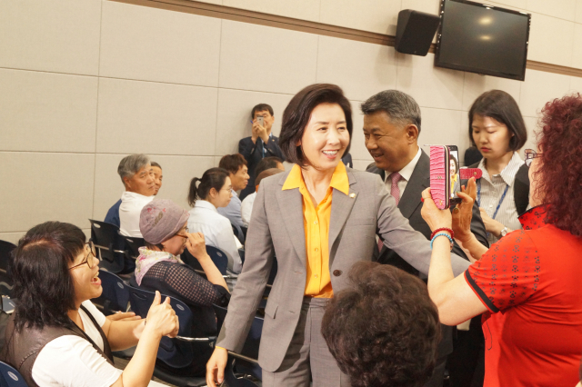 나경원(중앙) 자유한국당 원내대표가 30일 경북 구미를 방문해 시민들과 인사를 나누고 있다. 전병용 기자