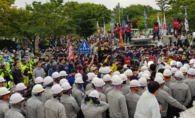 31일 현대중공업 주주총회가 열리는 울산 한마음회관 앞 진입로에서 회사 관계자들이 주총장을 점거 중인 노조원들과 대치하고 있다. 연합뉴스