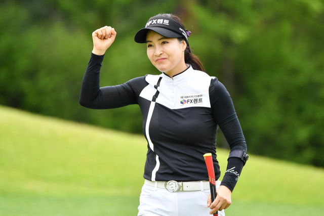 박소현(46)이 한국여자프로골프(KLPGA) 챔피언스투어 FX렌트 인비테이셔널(총상금 2억원) 우승을 차지했다. 박소현은 30일 강원도 횡성군 알프스대영 컨트리클럽에서 열린 대회 마지막 날 2라운드에서 1언더파 71타를 쳤다. 연합뉴스