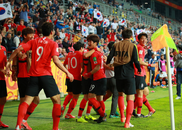 31일 오후(현지시간) 폴란드 티히 스타디움에서 열린 2019 국제축구연맹(FIFA) 20세 이하(U-20) 월드컵 F조 조별리그 3차전 한국과 아르헨티나의 경기. 후반전 한국 조영욱이 추가골을 넣은 뒤 한국 선수들이 기뻐하고 있다. 연합뉴스