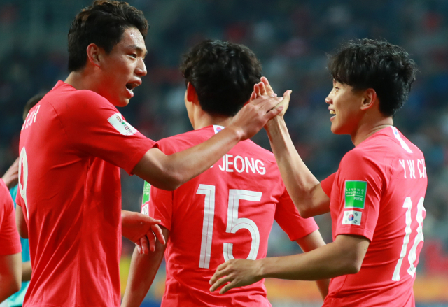 31일 오후(현지시간) 폴란드 티히 스타디움에서 열린 2019 국제축구연맹(FIFA) 20세 이하(U-20) 월드컵 F조 조별리그 3차전 한국과 아르헨티나의 경기. 후반전 한국 조영욱이 추가골을 넣은 뒤 선제골을 넣은 오세훈과 하이파이브를 하고 있다. 연합뉴스