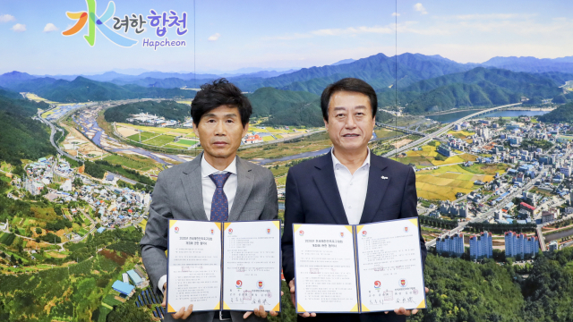 김성수(왼쪽) 전세계한민족축구연합회장과 문준희 합천군수. 합천군 제공