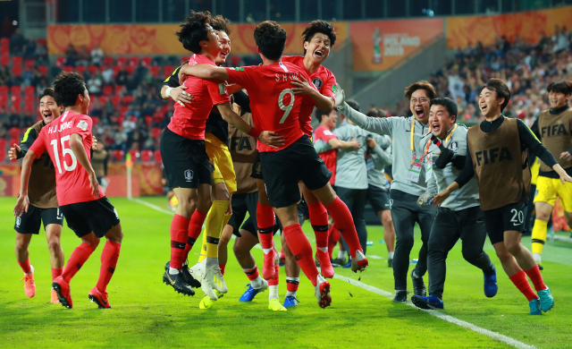 1일 폴란드 티히 스타디움에서 열린 2019 국제축구연맹(FIFA) 20세 이하(U-20) 월드컵 F조 조별리그 3차전 한국과 아르헨티나의 경기. 전반 오세훈의 헤더골 때 프리킥으로 어시스트를 한 이강인 등 선수단이 그라운드 쪽으로 뛰어나와 오세훈을 맞이하며 함께 기쁨을 만끽하고 있다. 연합뉴스