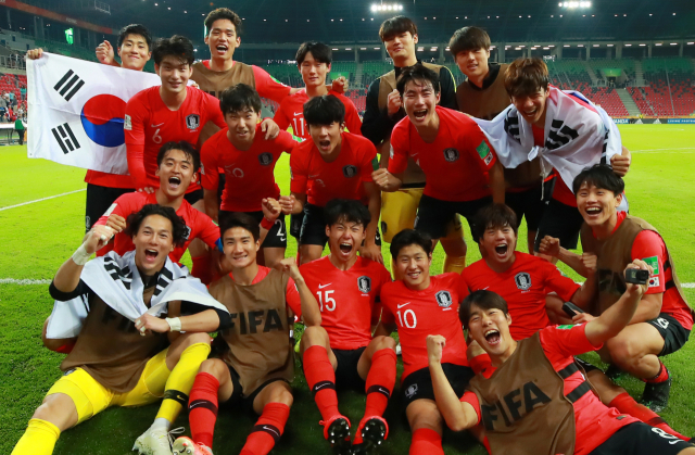 지난달 31일 폴란드 티히 스타디움에서 열린 2019 국제축구연맹(FIFA) 20세 이하(U-20) 월드컵 F조 조별리그 3차전 한국과 아르헨티나의 경기가 한국의 2-1 승리로 끝나며 16강 진출을 확정 지었다. 경기 종료 뒤 한국 U-20 대표팀 선수들이 그라운드에 앉아 16강 진출을 기뻐하며 환호하고 있다. 연합뉴스