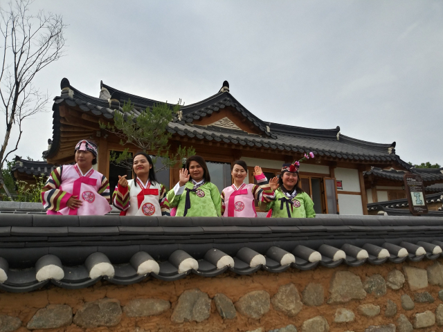 지난달 30일 경북도청 신도시 한옥시범주택에서 지역 내 결혼이민여성들이 한복 입기 체험을 하고 있다. 경북개발공사 제공