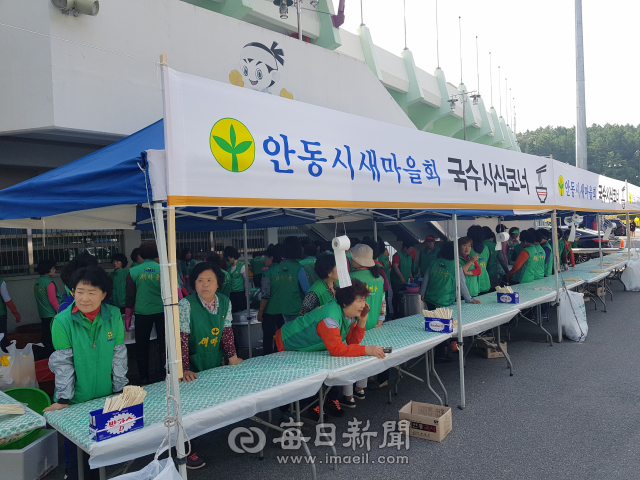 안동시새마을회 회원들이 안동마라톤 참가자를 위해 안동국시(국수) 시식장을 운영하고 있다. 김영진 기자