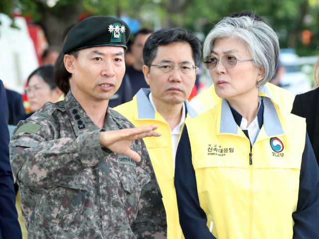 강경화 외교부 장관이 31일(현지시간) 헝가리 부다페스트 다뉴브 강 머르기트섬에 위치한 한국-헝가리 합동 대책본부를 찾아 신속대응팀 대원들을 격려한 뒤 설명을 듣고 있다. 연합뉴스