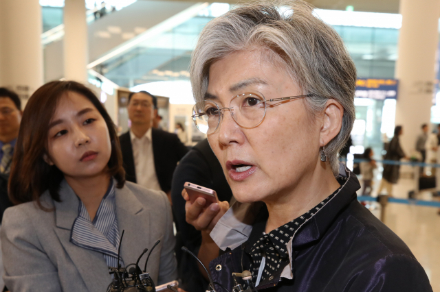 강경화 외교부 장관이 2일 오전 유람선 침몰사고가 발생한 헝가리 부다페스트에서 사고수습 지휘를 한 뒤 인천국제공항을 통해 귀국하며 취재진의 질문에 답하고 있다. 연합뉴스