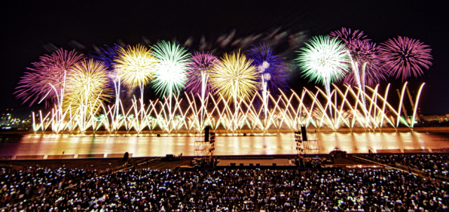 2019 포항국제불빛축제 국제불꽃쇼가 열린 지난 1일 포항 밤하늘이 불꽃으로 화려하게 물들고 있다. 포항시 제공