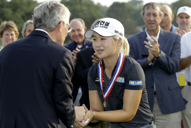 이정은(23)이 미국여자프로골프(LPGA) 투어 US여자오픈에서 우승한 뒤 축하를 받고 있다. 연합뉴스