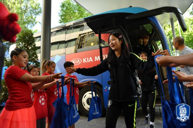 윤덕여 감독이 이끄는 한국 여자 축구 대표팀이 3일 오전(한국시간) 국제축구연맹(FIFA) 여자 월드컵이 열리는 프랑스 파리 시내 호텔에 도착하고 있다. 연합뉴스