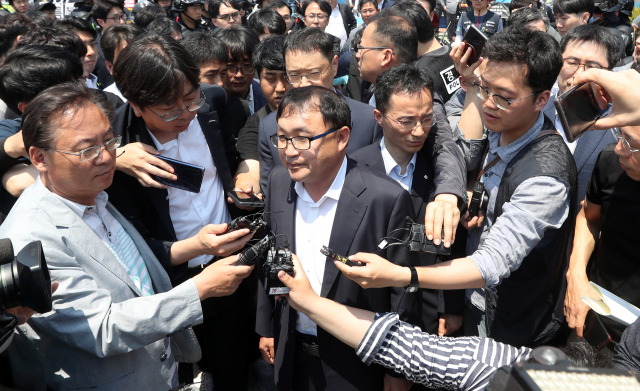 3일 오후 경남 거제시 대우조선해양 정문 앞에서 현대중공업 현장실사단이 대우조선지회 조합원과 현장실사에 대한 협의 실패 후 취재진의 질문을 받고 있다. 연합뉴스