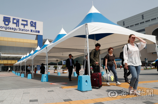 3일 불볕 더위 속에 동대구역에 도착한 외국인 등 방문객들이 역 앞 광장에 설치된 그늘막 아래를 지나고 있다. 이날 폭염주의보가 발효된 대구의 낮 최고 기온은 33℃까지 치솟았다. 우태욱 기자 woo@imaeil.com