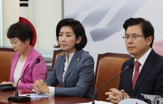 자유한국당 황교안 대표와 나경원 원내대표가 3일 국회에서 열린 최고위원회의에 참석해 있다. 연합뉴스