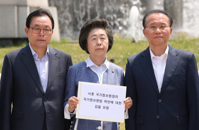 자유한국당 이채익(왼쪽부터), 이은재, 윤재옥 의원이 3일 청와대 분수대 앞에서 기자회견을 열고 서훈 국가정보원장과 더불어민주당 양정철 민주연구원장의 비공개 회동과 관련해 감찰을 요구하고 있다. 연합뉴스