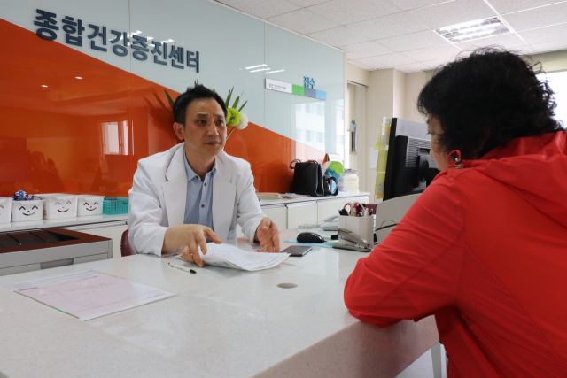 양승부 순천향대 구미병원 기획실장(영상의학과)이 보훈단체 회원에게 검진 결과를 설명하고 있다. 순천향대 구미병원 제공