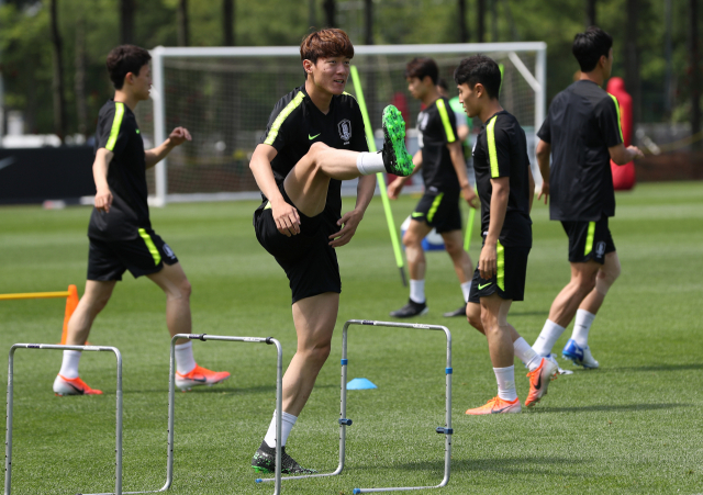 축구 국가대표팀 황의조 등 선수들이 4일 파주 NFC에서 훈련하고 있다. 대표팀은 오는 7일 호주, 11일 이란과 평가전을 치른다. 연합뉴스