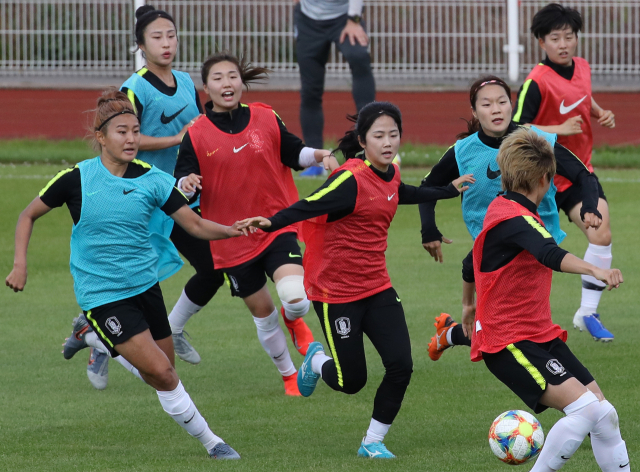 국제축구연맹(FIFA) 여자 월드컵 2회 연속 16강 진출을 노리는 한국 대표팀의 조소현, 이민아 등 선수들이 3일 오후(현지시간) 프랑스 주느빌리에 스타드 루이 부리에서 훈련하고 있다. 연합뉴스